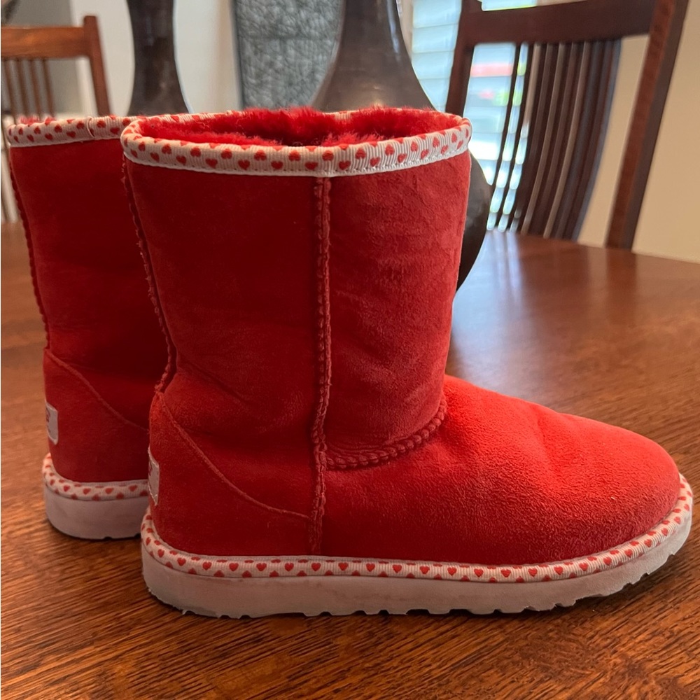 UGG CLASSIC SHORT HEARTS RED SHEARLING LINED BOOTS US 3